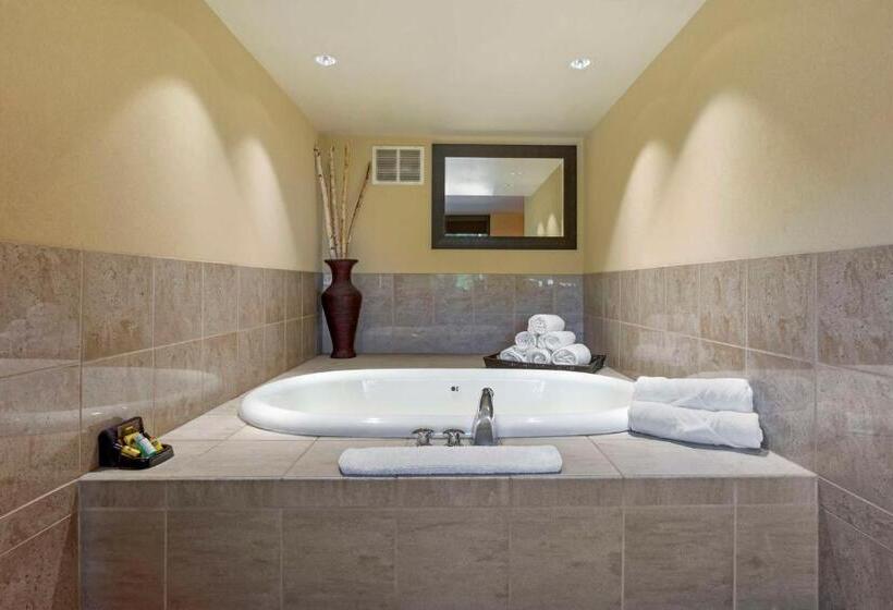 מיטת קינג בסוויטה, Best Western Plus Coeur D'alene Inn