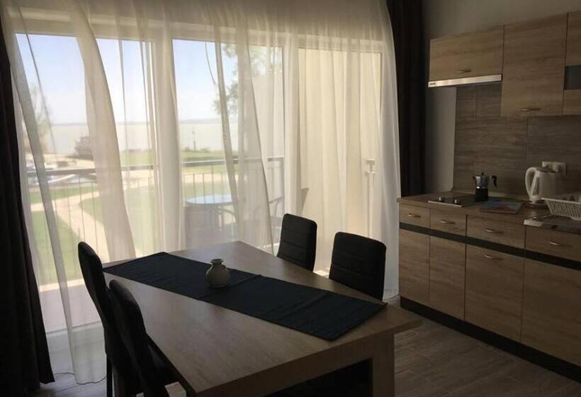 1 Bedroom Apartment Lake View, Akvárium Apartmanházak