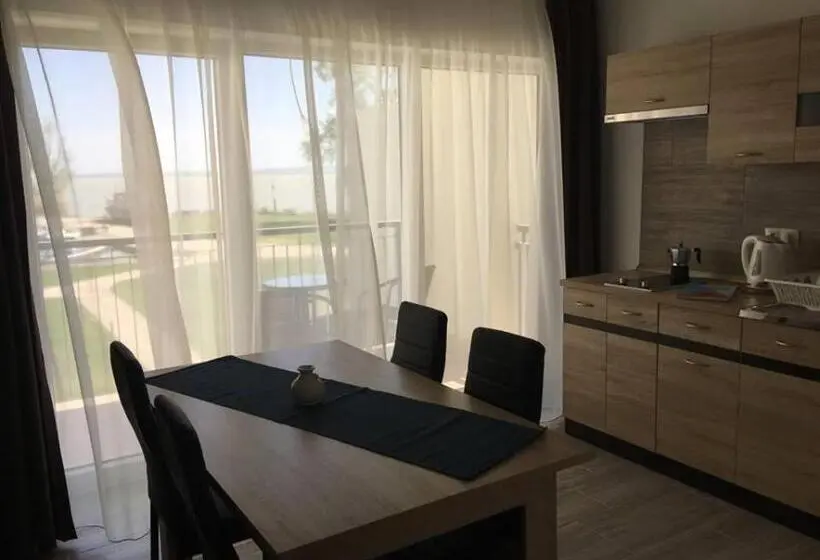 1 Bedroom Apartment Lake View, Akvárium Apartmanházak