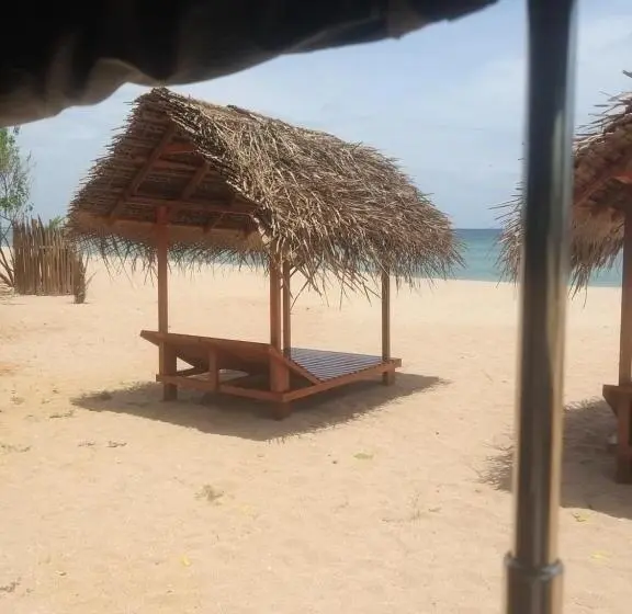 اتاق استاندارد سه تخته با چشم‌انداز باغ, Dots Bey Beach Cabana Uppuveli