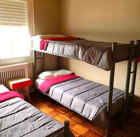 اتاق استاندارد سه تخته با سرویس بهداشتی مشترک, Carving Surf Hostel