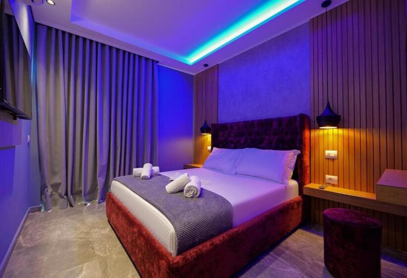 标准间带游泳池, Piramida