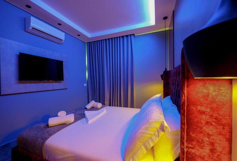 标准间带游泳池, Piramida