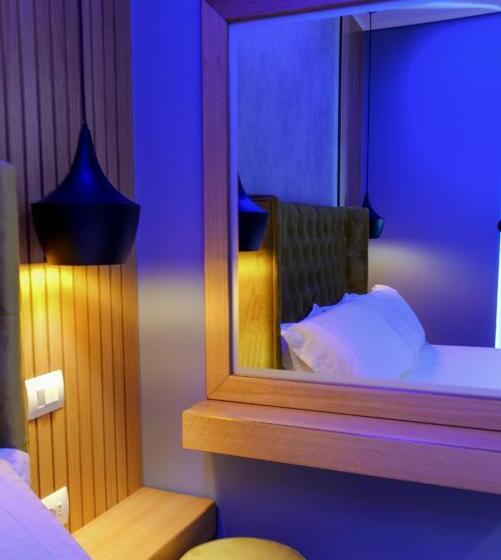 标准间带游泳池, Piramida