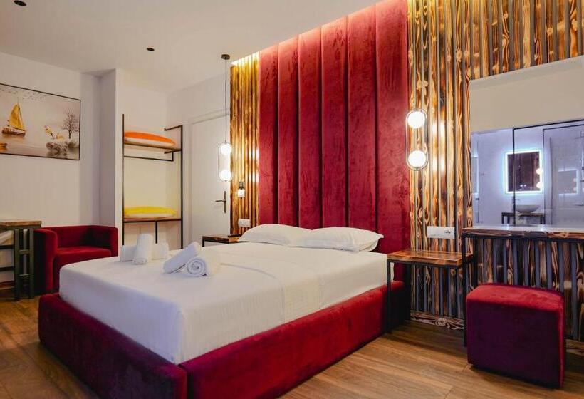 带泳池观景的豪华房, Piramida