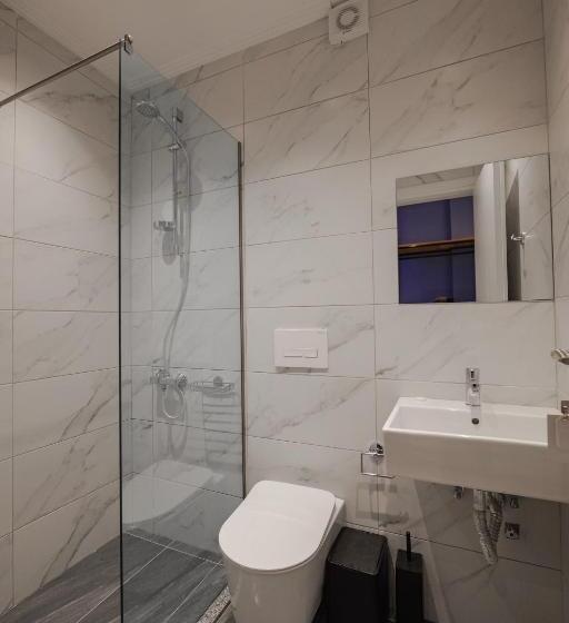 标准间带游泳池, Piramida