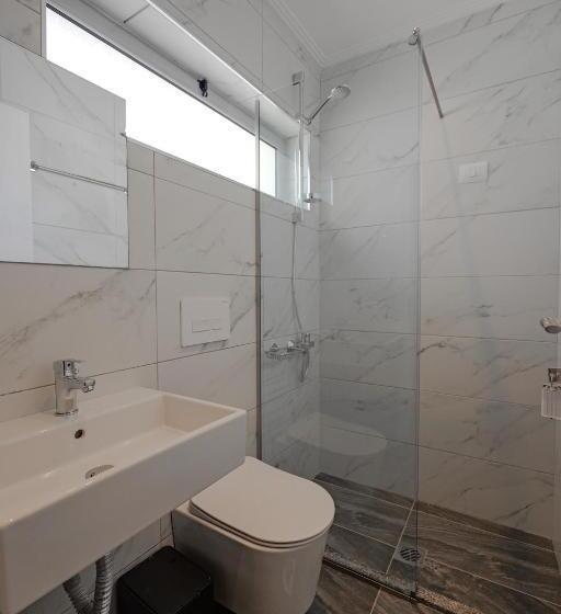 标准间带游泳池, Piramida