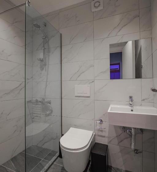 标准间带游泳池, Piramida