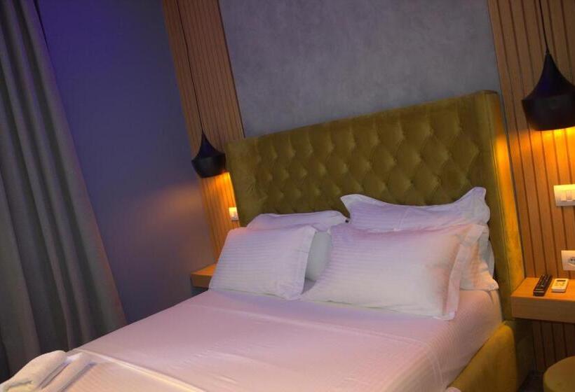 标准间带游泳池, Piramida