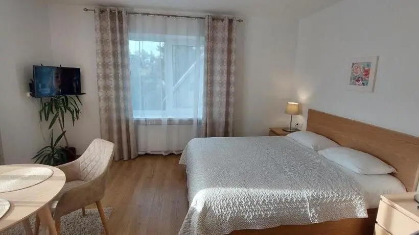 اتاق خانوادگی, Apartamentai šalia Baseino