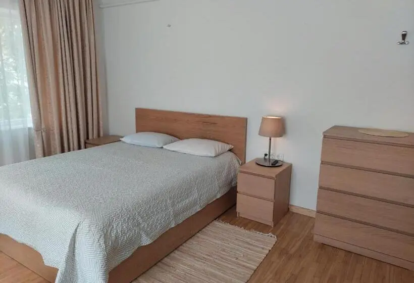 سوییت خانوادگی, Apartamentai šalia Baseino