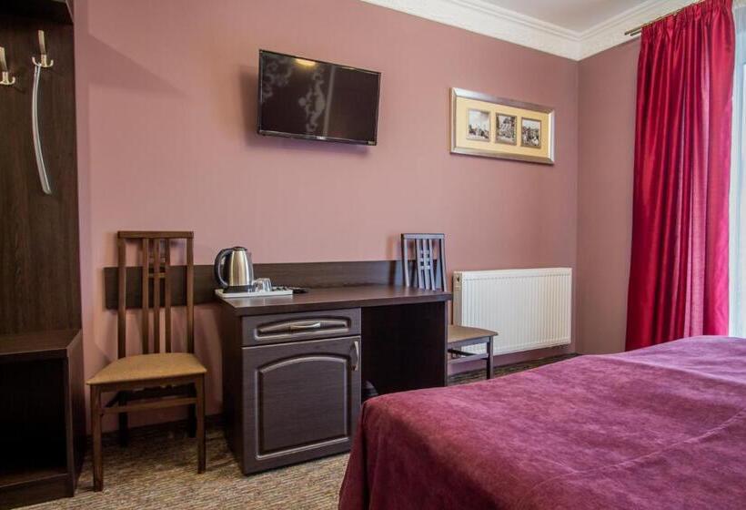 اتاق راحتی سه تخته, Poeziya Mandriv