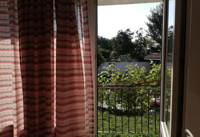Трежместный Номер Economy, Zen Hotel Varvara