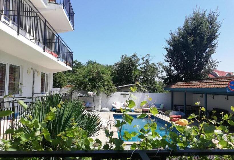 غرفة إقتصادية ثلاثية, Zen Hotel Varvara