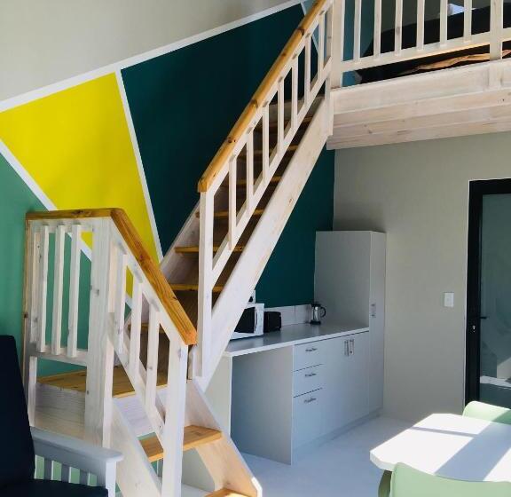 استودیوی استاندارد, The Cabin