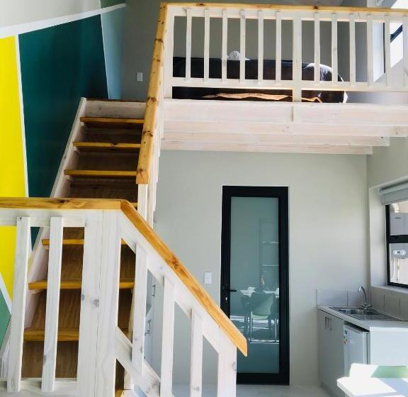 استودیوی استاندارد, The Cabin