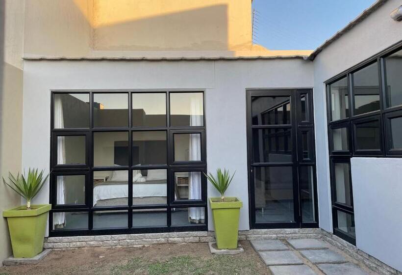 استودیوی استاندارد, The Cabin