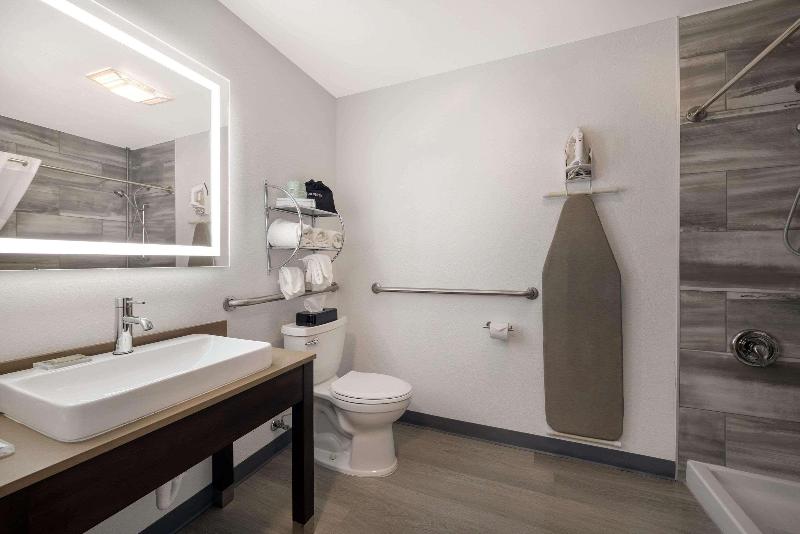 带大床的标准间, Country Inn & Suites By Radisson, Freeport, Il