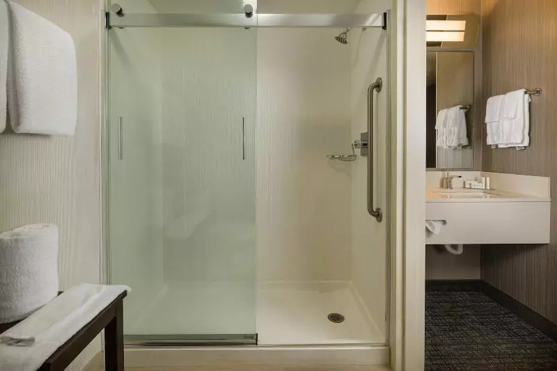 キングサイズベッドのスタンダードルーム, Courtyard By Marriott New Haven Orange