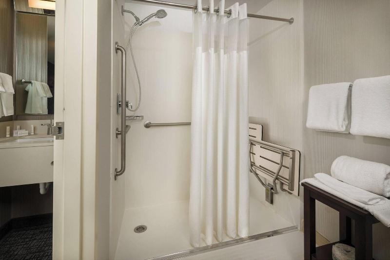 Стандартный Номер Кровать Кинг, Courtyard By Marriott New Haven Orange