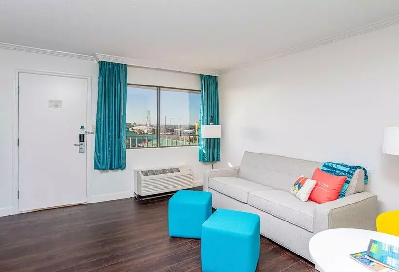 スイート, Beachside Hotel And Suites