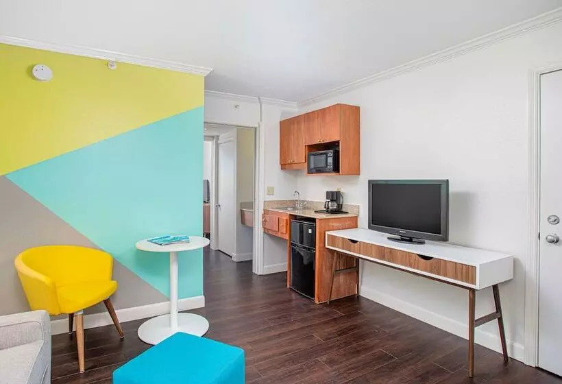 スイート, Beachside Hotel And Suites