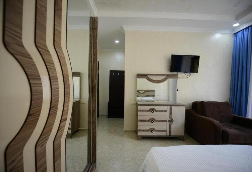 اتاق استاندارد سه نفره, Medea Kvariati