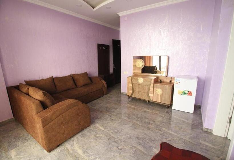 سوییت با چشم‌انداز دریا, Medea Kvariati