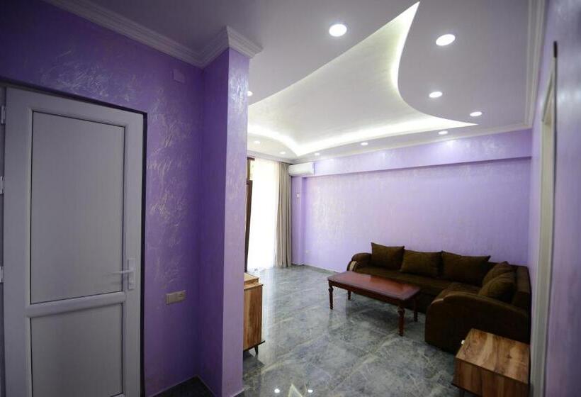 سوییت با چشم‌انداز دریا, Medea Kvariati