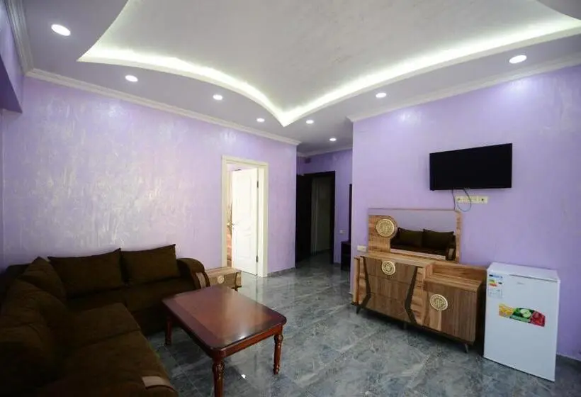 سوییت با چشمانداز دریا, Medea Kvariati