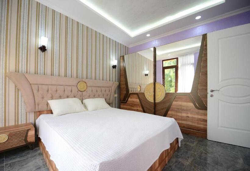 سوییت با چشم‌انداز دریا, Medea Kvariati