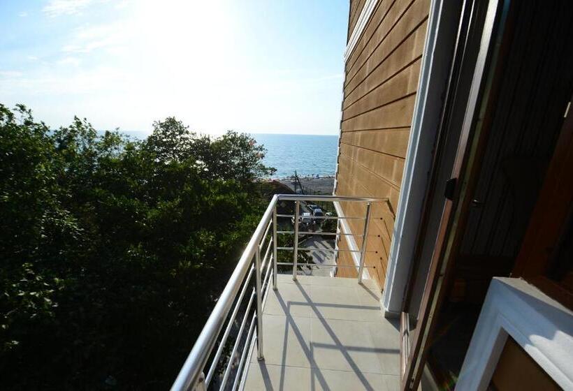 سوییت با چشم‌انداز دریا, Medea Kvariati