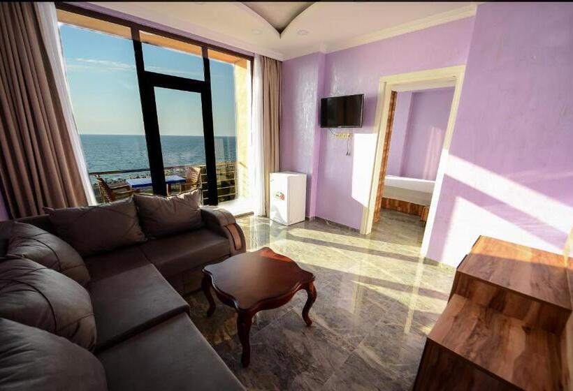 سوییت با چشم‌انداز دریا, Medea Kvariati