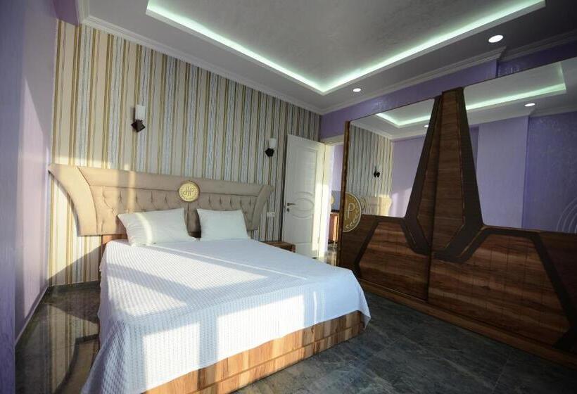 سوییت با چشم‌انداز دریا, Medea Kvariati