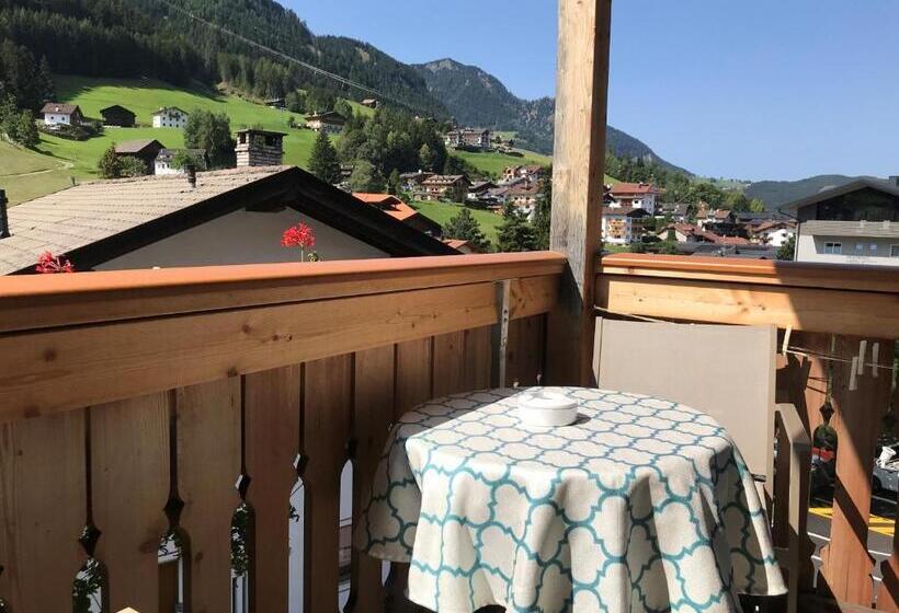 דירת חדר בקומת קרקע, Villa Aurelia