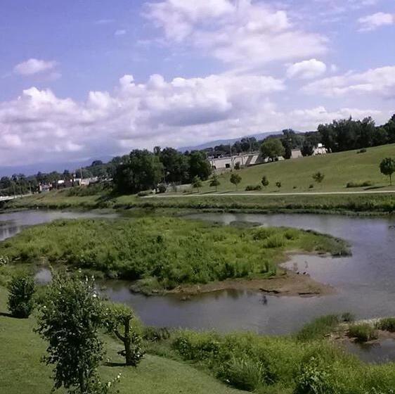 اتاق لوکس با بالکن, Landmark Inn