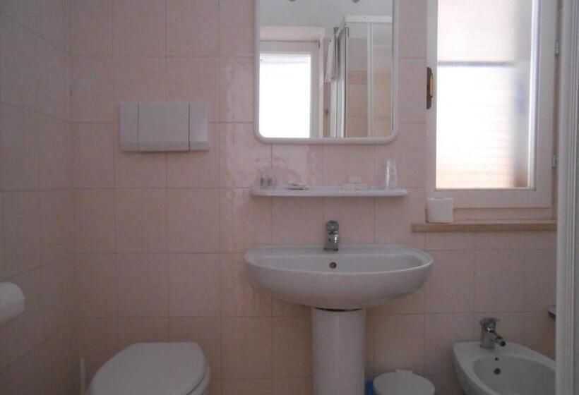 اتاق استاندارد سه نفره, Pensione Verde Luna