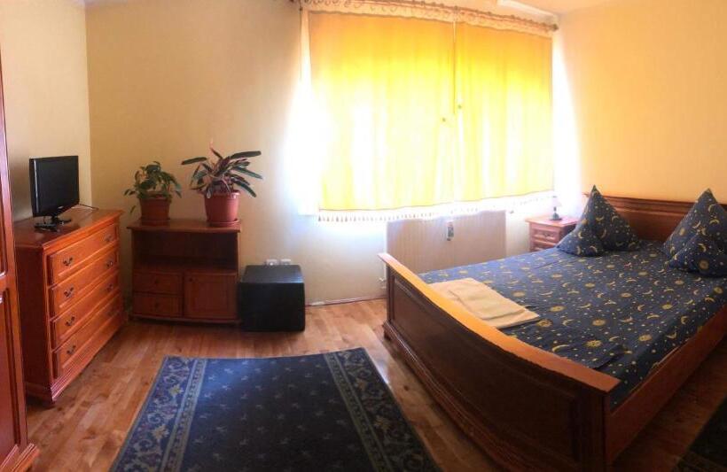 اتاق استاندارد با سرویس بهداشتی مشترک, Pensiunea La Răducu