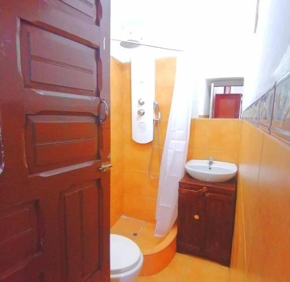 חדר סטנדרט לשלושה, International Hostels