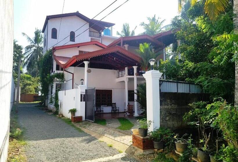 اتاق خانوادگی, Kolition Villa