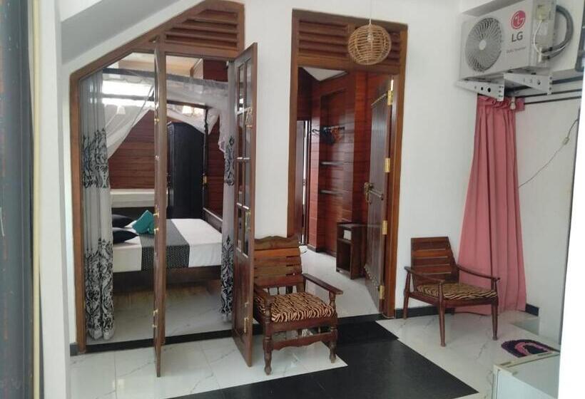 اتاق خانوادگی, Kolition Villa