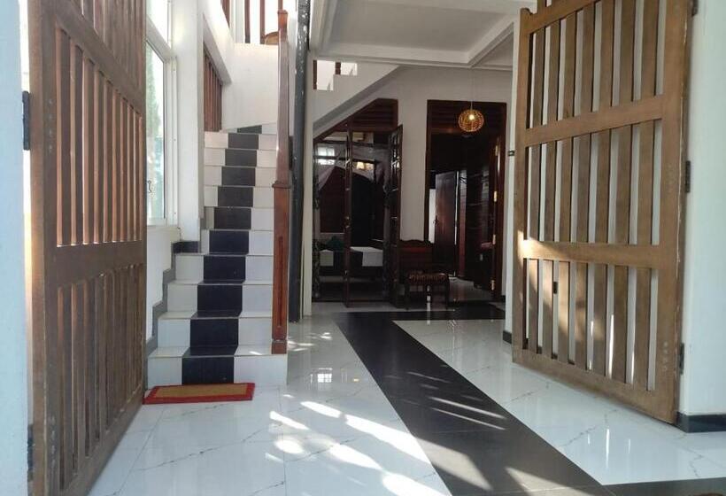 اتاق خانوادگی, Kolition Villa