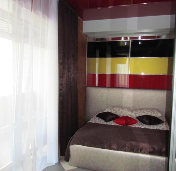 سوئیت با بالکن, Guest House Khan