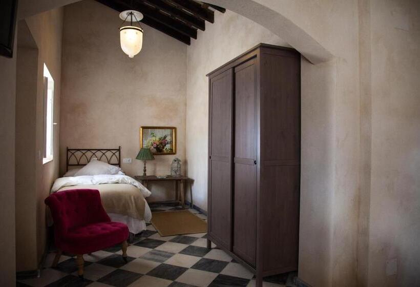 اتاق استاندارد سه نفره, La Carreña