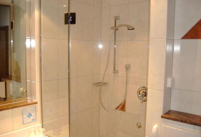 חדר לארבעה סטנדרטי עם מרפסת, Pension Rieder