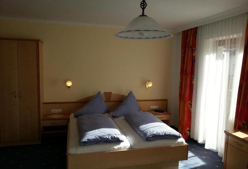 חדר לארבעה סטנדרטי עם מרפסת, Pension Rieder