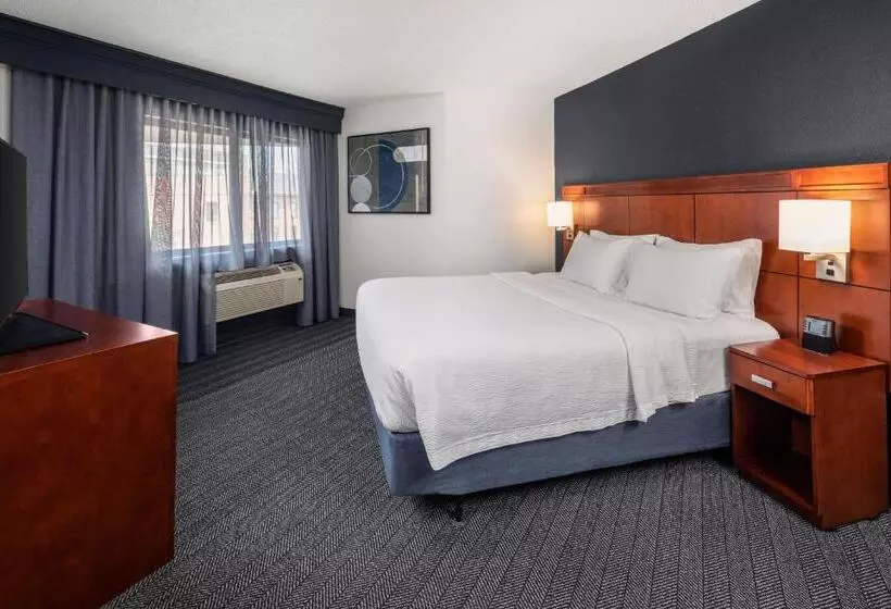 سوئیت با تخت بزرگ, Courtyard La Crosse Downtown/mississippi Riverfront