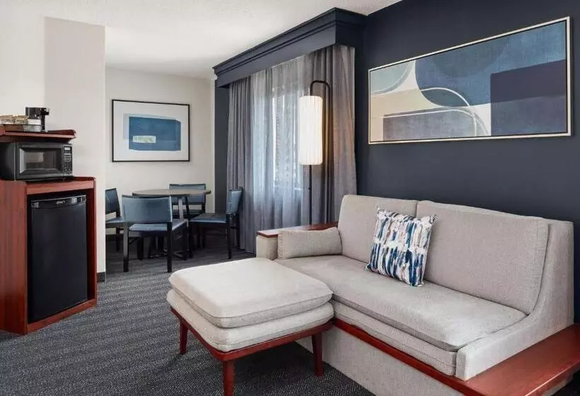 سوئیت با تخت بزرگ, Courtyard La Crosse Downtown/mississippi Riverfront