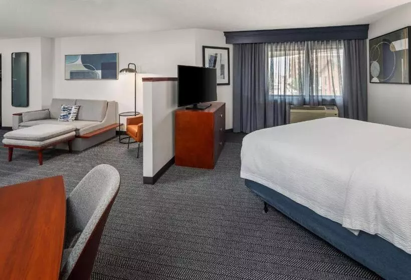 سوئیت با تخت بزرگ, Courtyard La Crosse Downtown/mississippi Riverfront