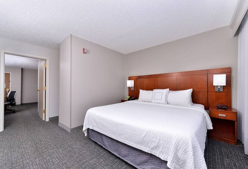 سوئیت پرزیدنت, Courtyard Laredo